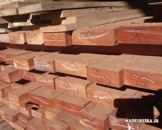 Vigas de paraju empilhadas com bitolas marcadas
